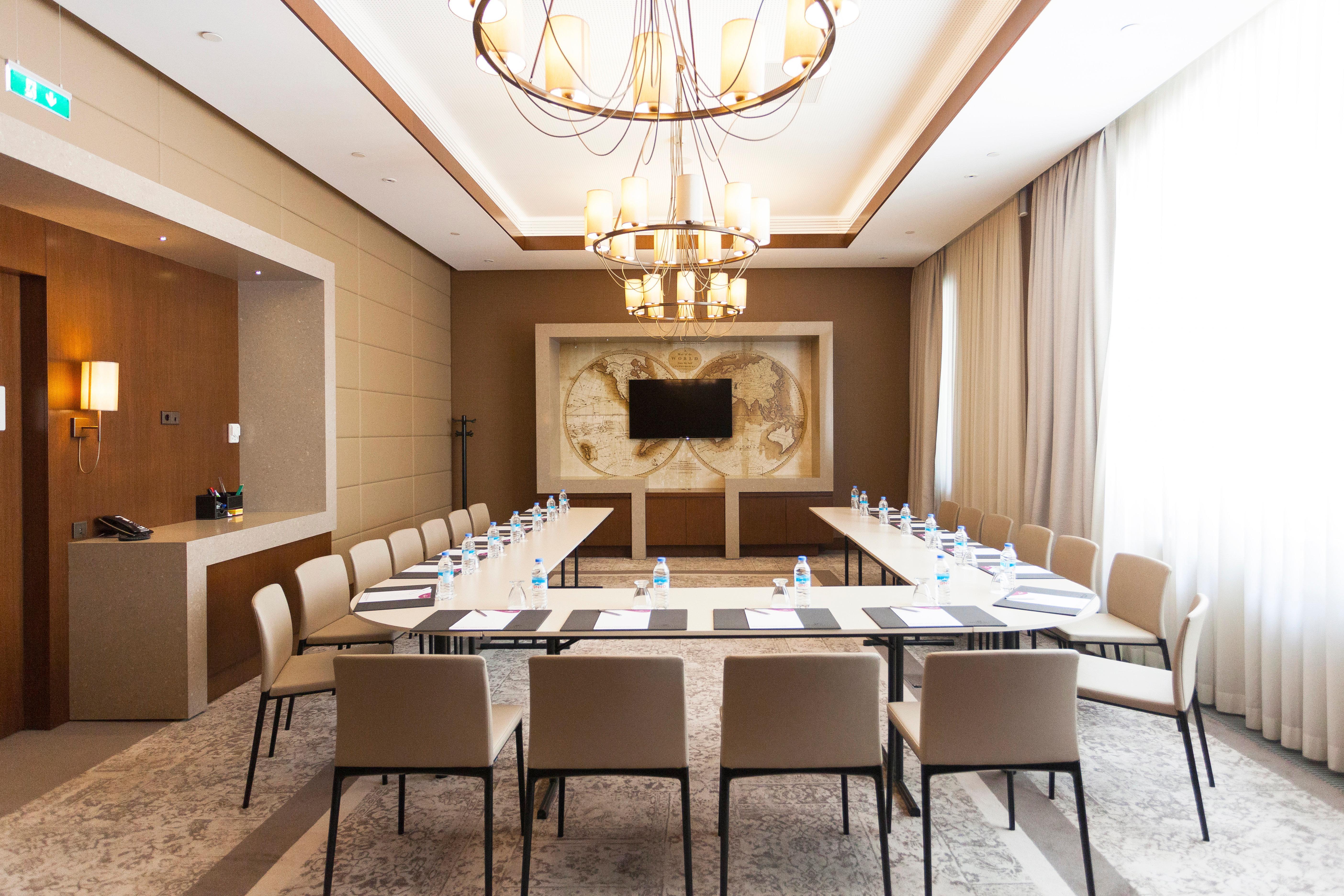 Crowne Plaza - Borjomi By Ihg Hotel Buitenkant foto Meeting room