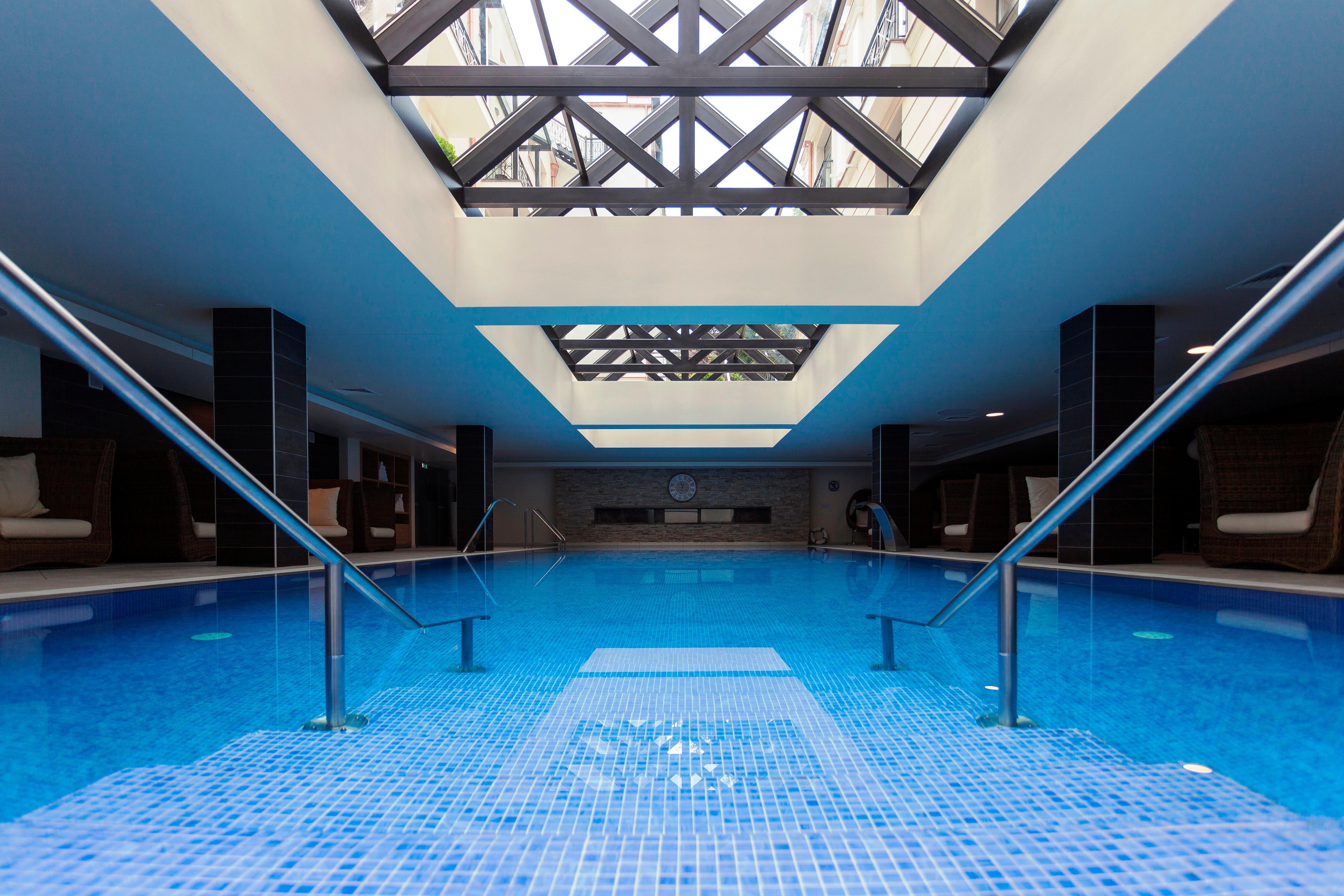 Crowne Plaza - Borjomi By Ihg Hotel Buitenkant foto The swimming pool at the hotel