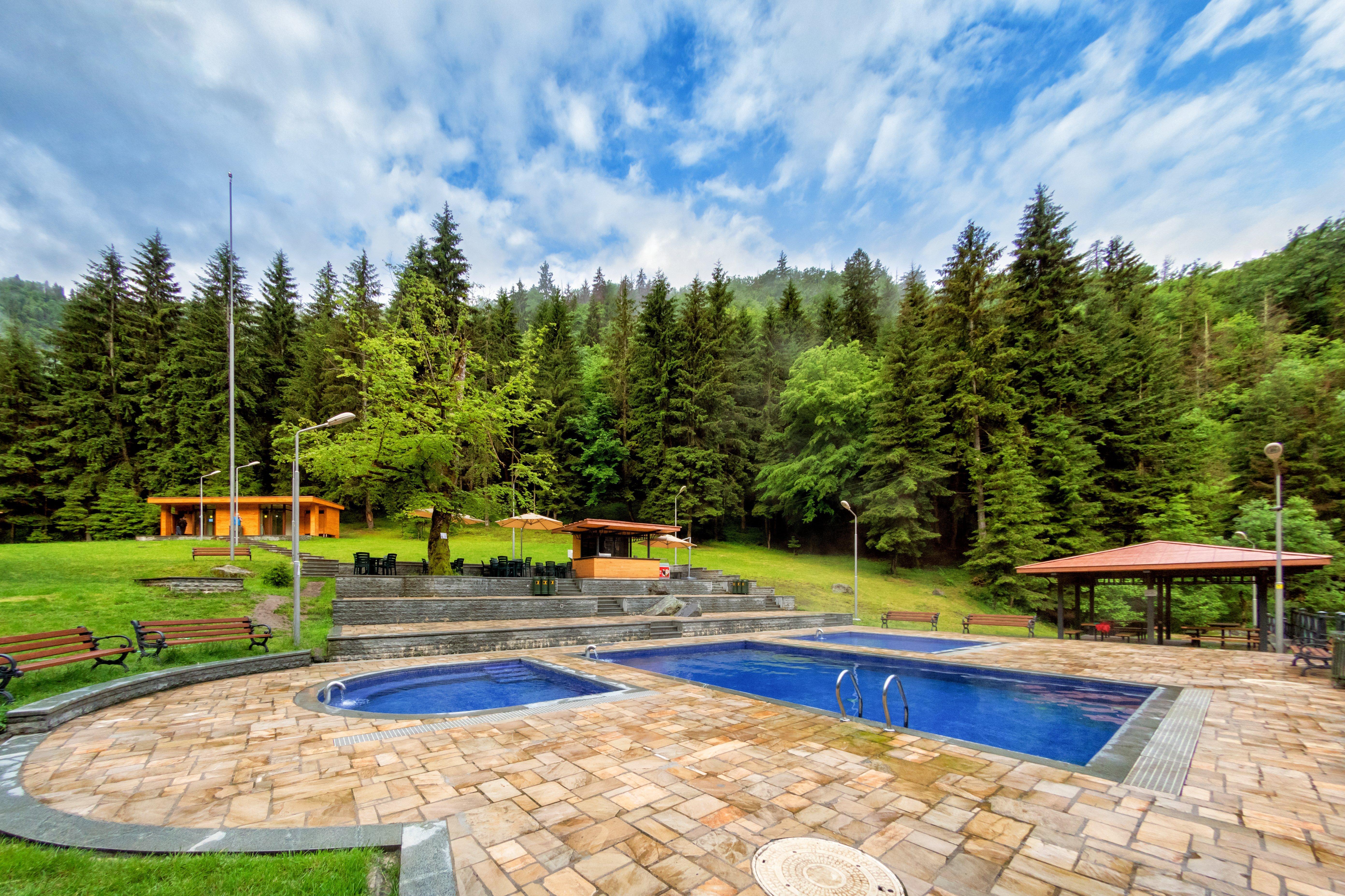 Crowne Plaza - Borjomi By Ihg Hotel Buitenkant foto The swimming pool at the spa resort