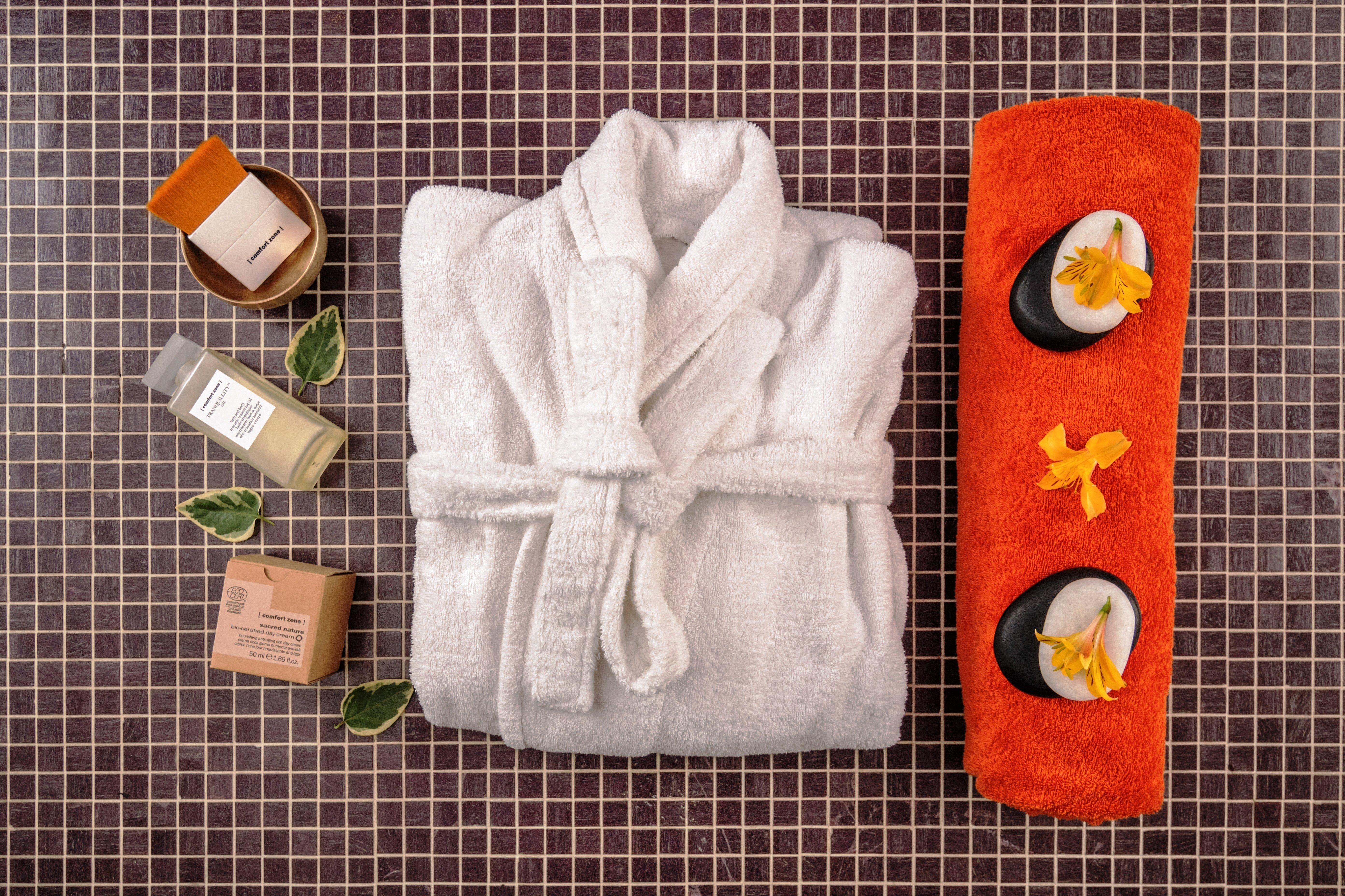 Crowne Plaza - Borjomi By Ihg Hotel Buitenkant foto A bathrobe