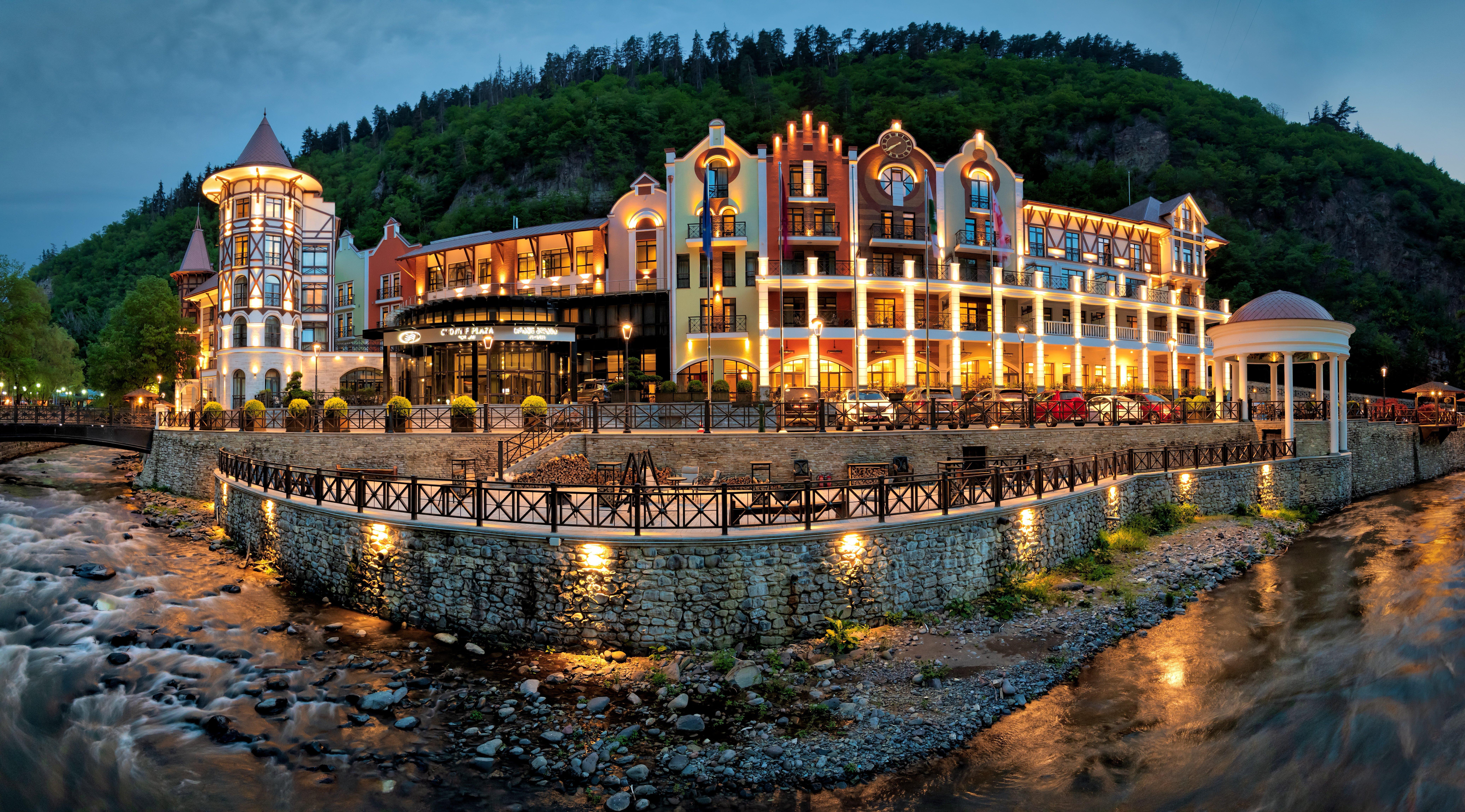 Crowne Plaza - Borjomi By Ihg Hotel Buitenkant foto The complex at night