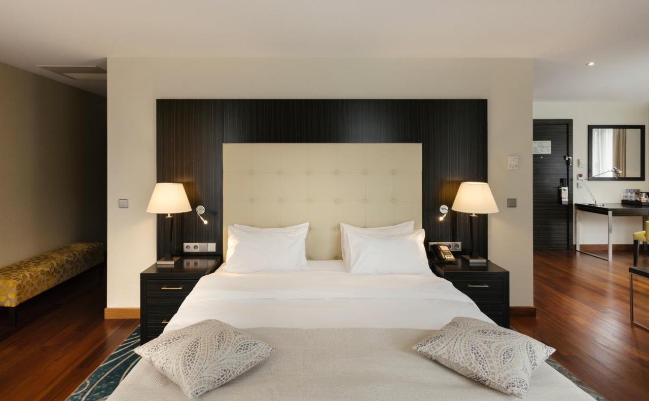 Crowne Plaza - Borjomi By Ihg Hotel Buitenkant foto A bedroom at the hotel