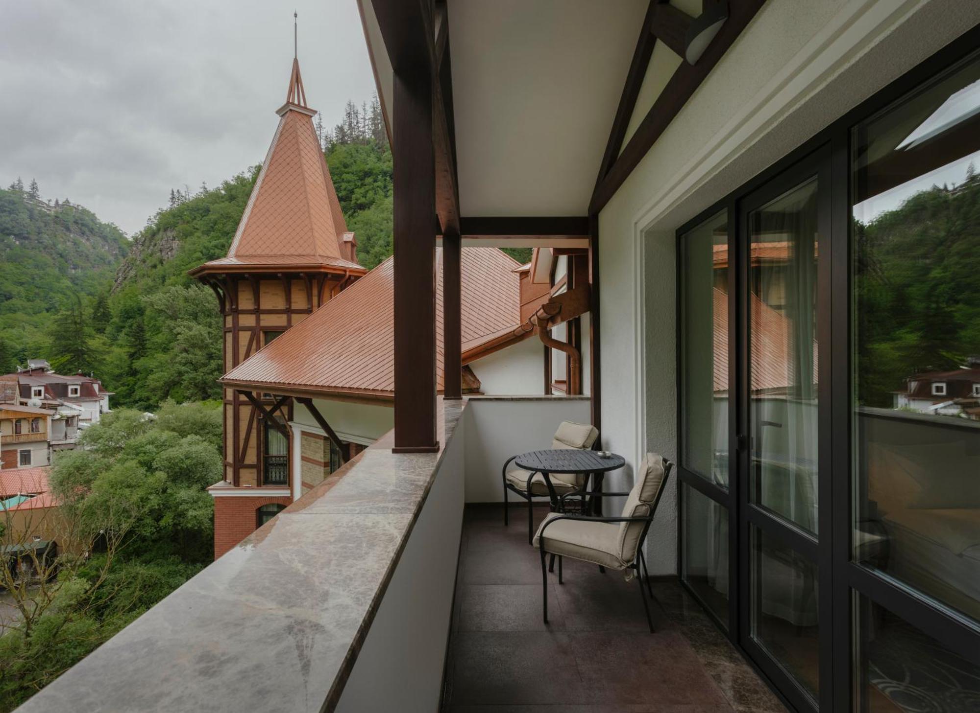 Crowne Plaza - Borjomi By Ihg Hotel Buitenkant foto A balcony